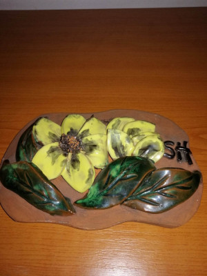 Tablou aplica ceramica maro de perete florala flori galbene relief foto
