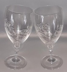 DOUA PAHARE DIN STICLA/CRISTAL, GRAVATE CU MONOGRAMA SI IMAGINE, SEMNATE