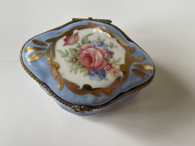 Raritate!!! Impresionanta cutiuta din portelan fin frantuzesc, producator de lux SEVRES, anii 1900 foto
