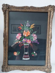 Tablou cu broderie Kalocsa, broderie ungureasca, in rama de lemn, sub sticla, repezentand un buchet de flori, 41x54cm, vintage