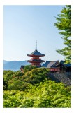 Tablou Canvas, "Pagoda roșie &icirc;ntre copaci verzi și munți", Pagodă, Natură, Soare, Cer, Verdeață, Tradiție, Linie, Recent, Peisaj, Arhitectură, 26 x 39