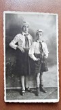 Fotografie tip Carte postala, doi strajeri fata si baiat, perioada interbelica