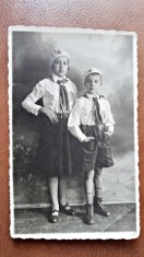 Fotografie tip Carte postala, doi strajeri fata si baiat, perioada interbelica
