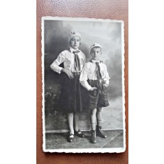 Fotografie tip Carte postala, doi strajeri fata si baiat, perioada interbelica