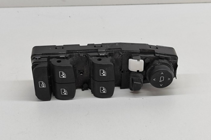 Buton geam ușă dreapta față BMW 5 Touring G31 2018 OEM: 6832721 22771241