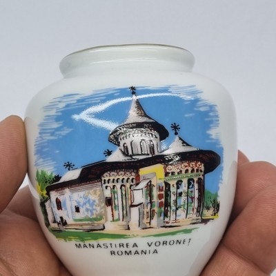Vaza mica portelan romanesc Iris Cluj vechi, vintage - Manastirea Voronet foto