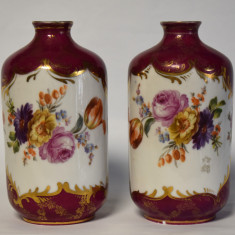 Doua vaze soliflore din portelan Dresden pictate manual cu motive florale
