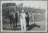 Barbat cu cai dintr-o ograda romaneasca// foto perioada interbelica, Romania 1900 - 1950, Portrete