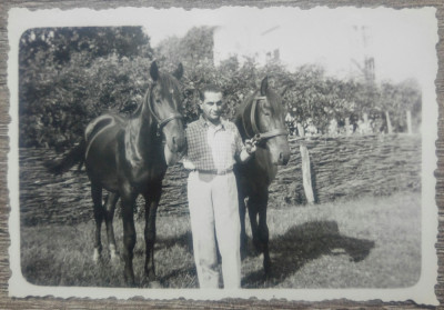 Barbat cu cai dintr-o ograda romaneasca// foto perioada interbelica foto