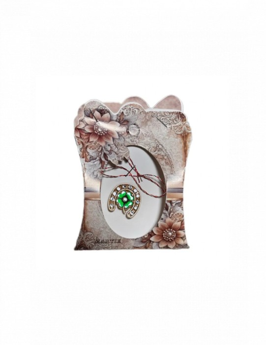 Martisor tip brosa cu model potcoava cu trifoi si trandafir din sapun pentru 1 si 8 martie