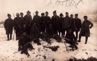 P1826N V&amp;acirc;nători cu puști și trofee mistreț, Rom&amp;acirc;nia, perioada regalității foto
