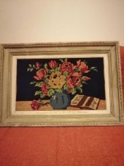 Tablou cusut mare Goblen vechi inramat lucrat manual in rama fundal negru buchet flori in vaza rama lemn fara sticla total 69.50x47.50