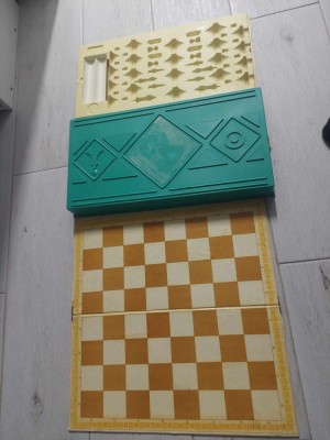 Cutie plastic veche Șah+dame din URSS,AMBALAJ VECHI ORIGINAL cu tabla sah foto