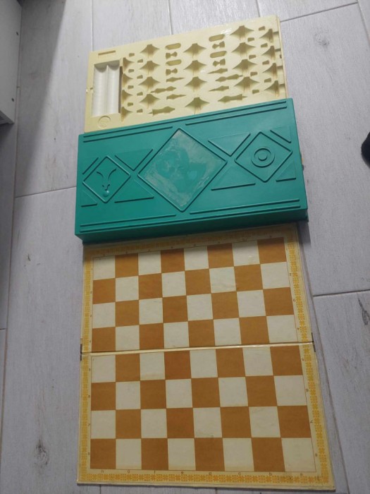 Cutie plastic veche Șah+dame din URSS,AMBALAJ VECHI ORIGINAL cu tabla sah
