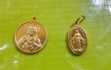 D128- 2 Medalioane IISUS HRISTOS-SF. FECIOARA MARIA pe tron Ave Maria.