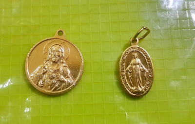 D128- 2 Medalioane IISUS HRISTOS-SF. FECIOARA MARIA pe tron Ave Maria. foto