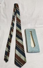 Cravata veche anii 1970 in cutie originala, obiect vechi Made in Romania fabricata la Intrepriderea Matasea Populara din Bucuresti, produs romanesc
