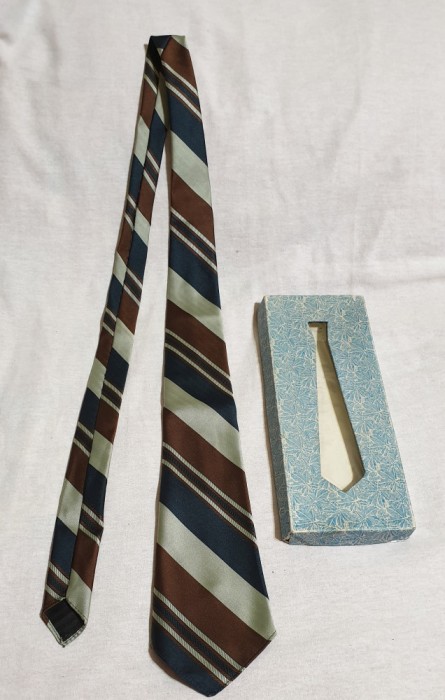Cravata veche anii 1970 in cutie originala, obiect vechi Made in Romania fabricata la Intrepriderea Matasea Populara din Bucuresti, produs romanesc
