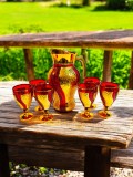 Set carafă roșie și 6 pahare din sticlă