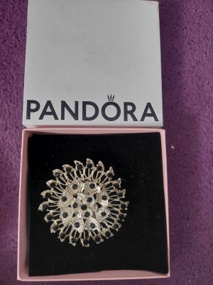 Brosa superba Argintie cu pietre multifatetate negre,brosa vintage Argintie-bijuterie vintage 6,5 cm inaltime,BIJUTERIE Dama VINTAGE PANDORA foto