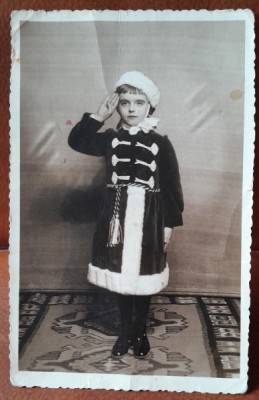 Fotografie tip carte poistala, copil salutand, 1939 foto