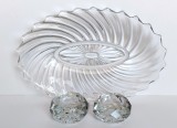 Platou din sticla cu motiv spiralat + set 2 suporturi pentru sare si piper in forma de diamante
