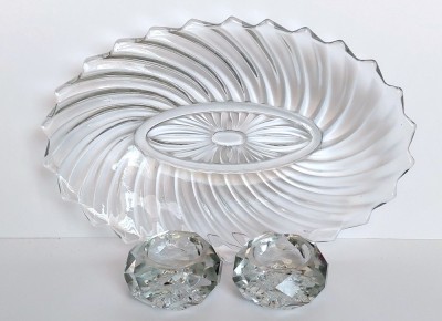 Platou din sticla cu motiv spiralat + set 2 suporturi pentru sare si piper in forma de diamante foto