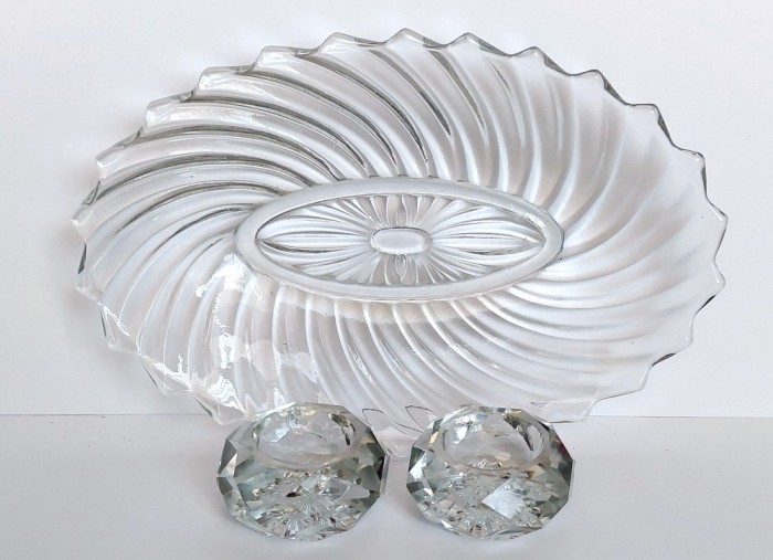 Platou din sticla cu motiv spiralat + set 2 suporturi pentru sare si piper in forma de diamante
