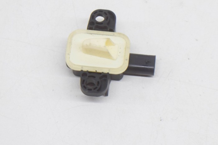 Senzor de impact st&acirc;nga față MASERATI QUATTROPORTE VI 2014 OEM: A1668210351,56054084AA 12219583