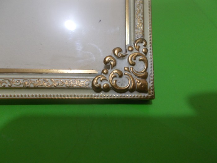 Superba RAMA veche din ALAMA pentru fotografii , 18 x 13 cm , sticla bombata