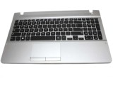 Tastatura HP Neagra Samsung CN13BA5903270 cu Palmrest argintiu si TouchPad, Samsung NP270E5E cu Palmrest