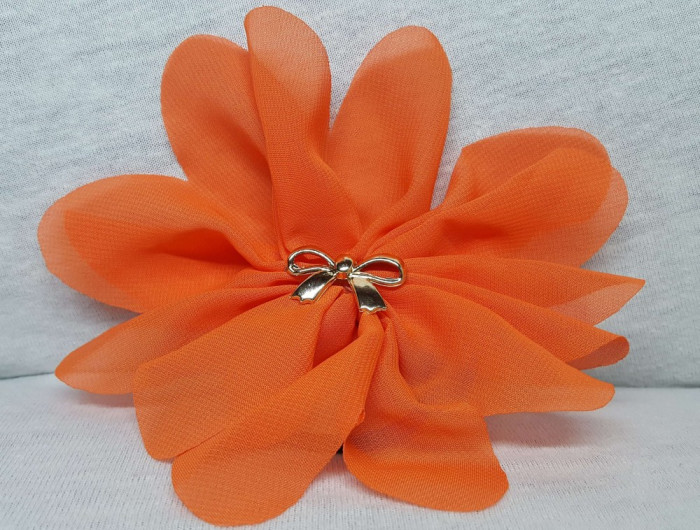 Elastic par tip floare, cu fundita din plastic, culoare portocaliu caramiziu