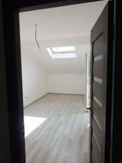 Vand apartament 2 camere, mansarda, zona Tractorul-Brasov foto