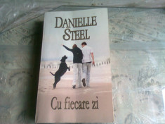 CU FIECARE ZI - DANIELLE STEEL foto