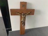 Deosebit crucifix vechi din lemn ,de perete ,catolic cu Iisus din alamă aurită,stare perfectă.