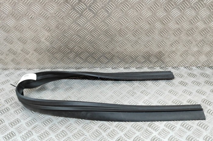Garnitura ușă dreapta față TOYOTA C-HR _X2_, _H2_ 2024 OEM: 67863-F4010 | 28023045