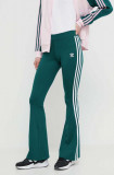 Adidas Originals pantaloni de trening Flared culoarea verde, cu imprimeu, IN6320