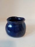 Vas ceramic studio art, glazura albastra, hand-made, 7cm inaltime x 7cm diametru, semnat pe fund