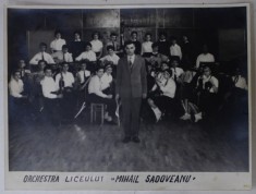 ORCHESTRA LICEULUI &#039; MIHAIL SADOVEANU &#039; , FOTOGRAFIE DE GRUP , ANII &#039; 60