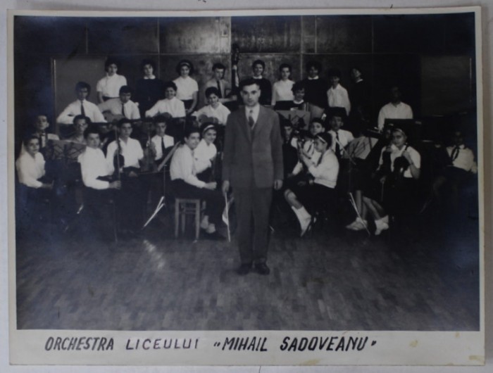 ORCHESTRA LICEULUI &#039; MIHAIL SADOVEANU &#039; , FOTOGRAFIE DE GRUP , ANII &#039; 60