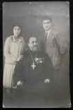 Fotografie tip Carte Postala, Preot cu decoratii impreuna cu o fata si un baiat, perioada Primului Razboi Mondial