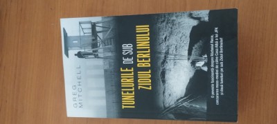 GREG MITCHELL-TUNELURILE DE SUB ZIDUL BERLINULUI foto