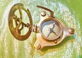 G633-Busola veche West London Anglia din alama aurita functionala cu buton de pornire-oprire, cutie cu cange marina nuc masiv stare buna.