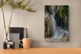 Tablou Canvas, "Căderea lină a apei cristaline", Cascadă, Apă, Piatra, Vegetație, Curgere, Natură, Liniște, Roci, Frunziș, Umed, Răcoritor, Impresiona