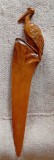 Coupe papier pelican din lemn sculptat