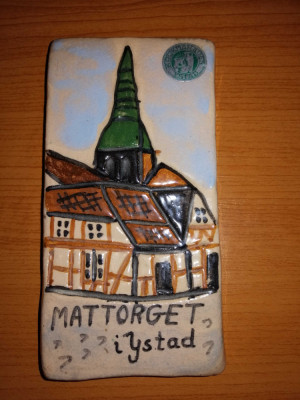 Placa ceramica vintage Krukmakaren Ystad Mattorget Suedia foto