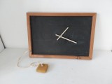 Ceas montat pe tabla de ardezie neagra, cu buretel, 23x33cm