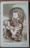 Fotografie tip CDV, baietel pe scaun, perioada interbelica