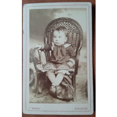 Fotografie tip CDV, baietel pe scaun, perioada interbelica