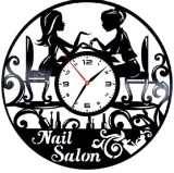 Ceas de Perete Decorativ &ldquo;Nails Studio &ndash; Beauty Experience&rdquo;, din Disc Vinil Reciclat, Design Manichiura, Negru, Mecanism Silentios (Sweep), 30 cm